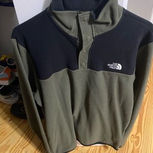 Green and black north face pull over